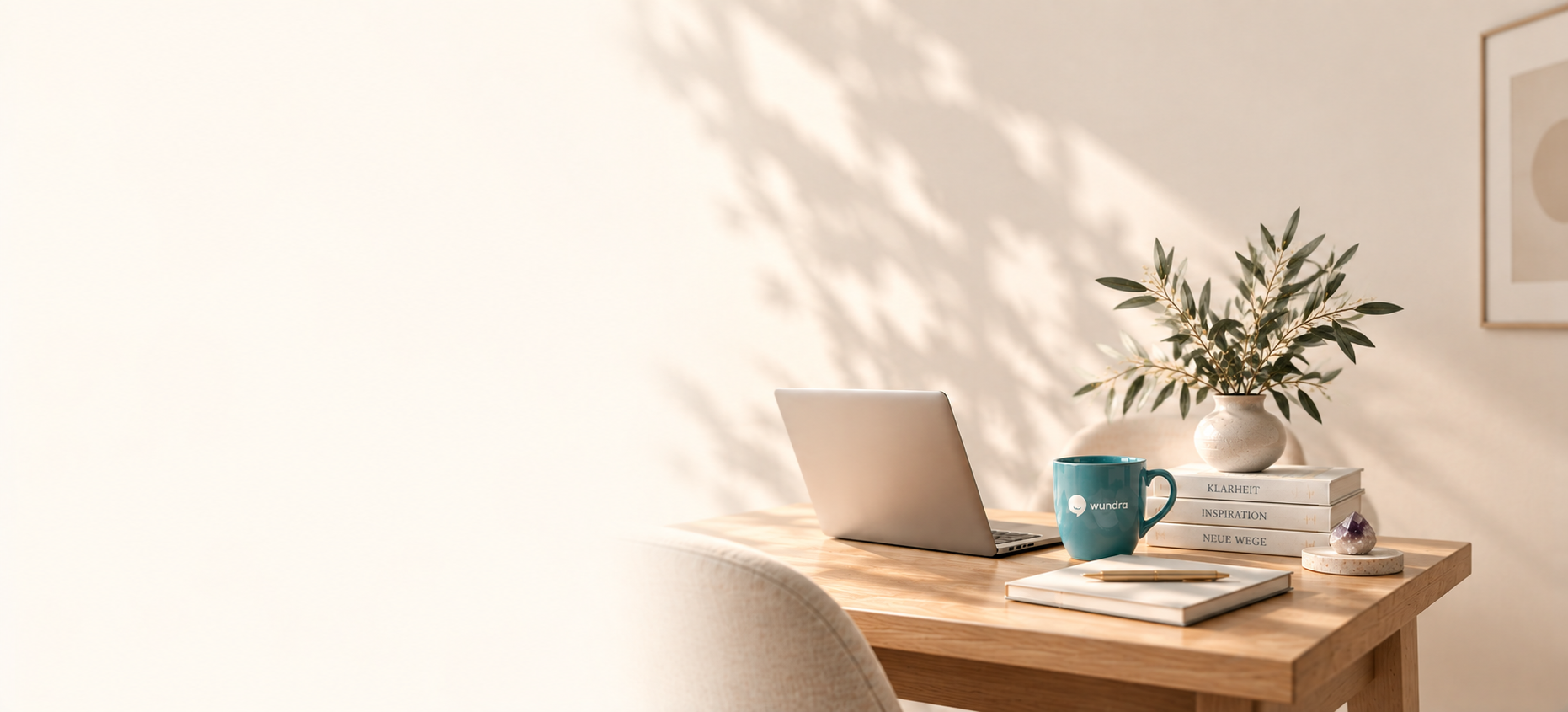 Wundra-Beraterin am Laptop mit Telefon, Teetasse und Tarotkarten